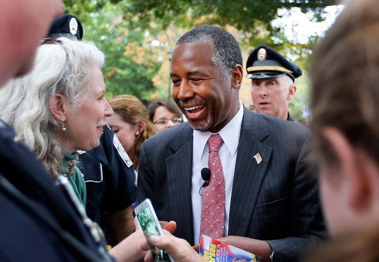 Carson polishes outsider image at New Hampshire gathering