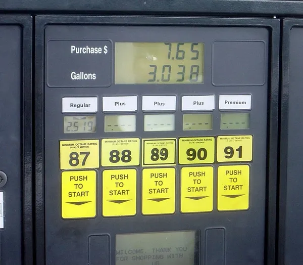 Mass. gas prices dip