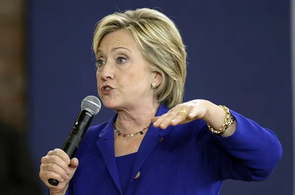 Clinton moves Left, calls on Obama to stop deportation raids