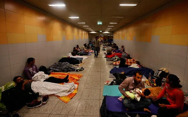 Frustrated refugees in Budapest vow to walk to Vienna