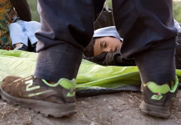 Migrants defiant as Hungary blocks train links for 2nd day