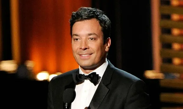 Jimmy Fallon falls at Harvard, hurts fingers on other hand