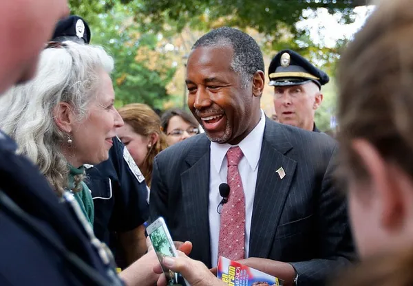 Carson polishes outsider image at New Hampshire gathering