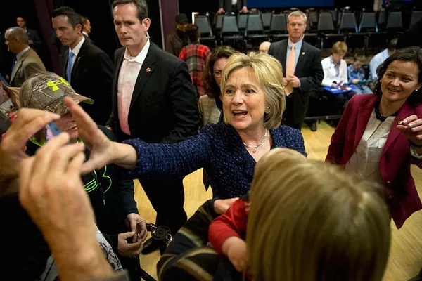 Clinton confronts rival Sanders as Iowa polls tighten