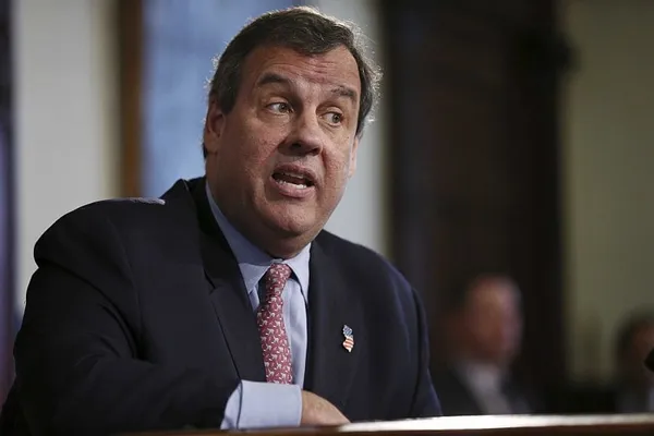 Christie douses frenzy over backing Trump