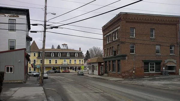 Vermont newspaper publisher holds essay contest to find new owner