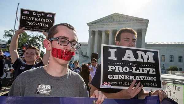 Supreme Court strikes down Texas abortion clinic regulations