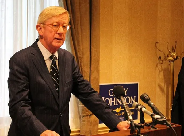 Weld urges support for Clinton in voters are not with Libertarians