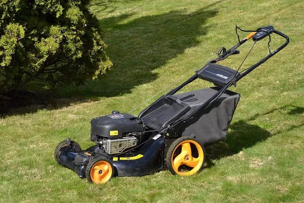 Cambridge To Consider Banning Gas-Powered Lawn Equipment