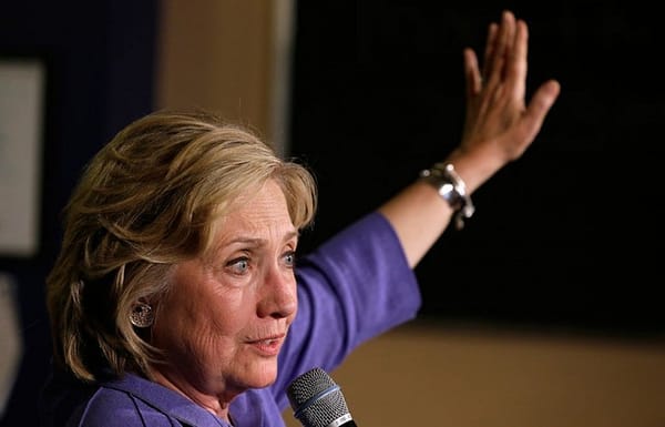 Clinton’s private email problem persists