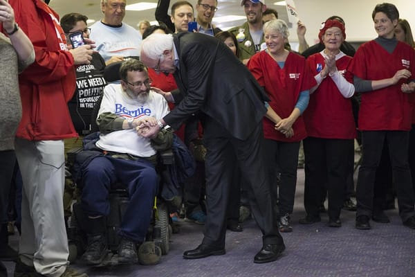 Clinton, Sanders look for liftoff in Iowa