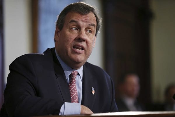 Christie douses frenzy over backing Trump