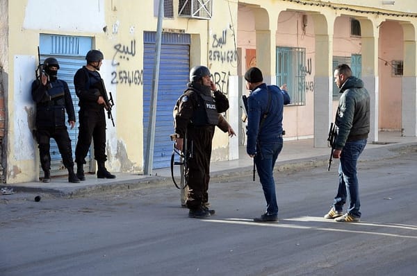 Tunisia battles extremists near Libyan border