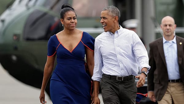Obamas arrive at Martha’s Vineyard for 2-week break