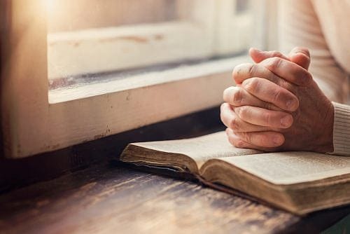 Christians, Jews Link Arms in Prayer Before High School Soccer Game